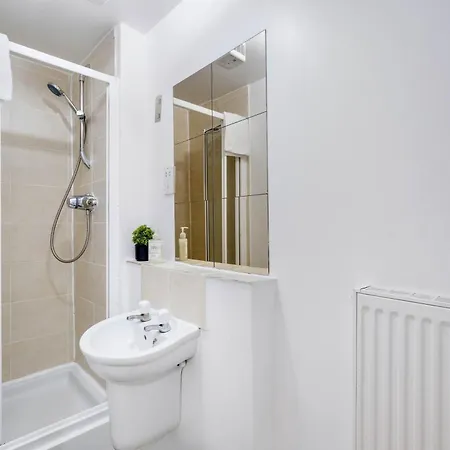 Delightful 4 Bedroom House Thamesmead West From 360stays * London