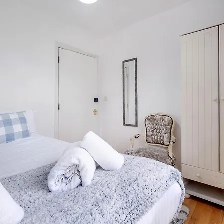 Delightful 4 Bedroom House Thamesmead West From 360stays Apartment