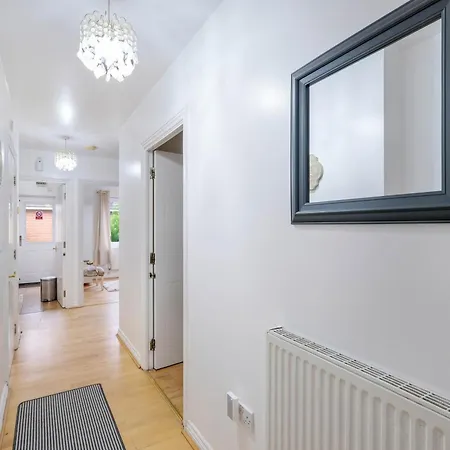Apartment Delightful 4 Bedroom House Thamesmead West From 360stays