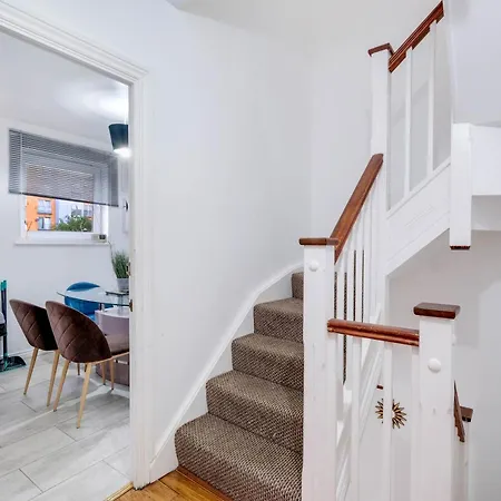 Apartment Delightful 4 Bedroom House Thamesmead West From 360stays *