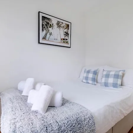 Delightful 4 Bedroom House Thamesmead West From 360stays *