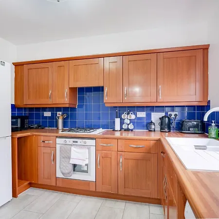 Delightful 4 Bedroom House Thamesmead West From 360stays London