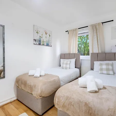 Delightful 4 Bedroom House Thamesmead West From 360stays * London