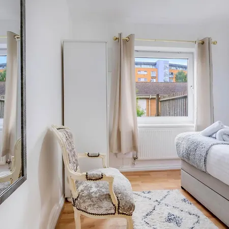 Delightful 4 Bedroom House Thamesmead West From 360stays Apartment