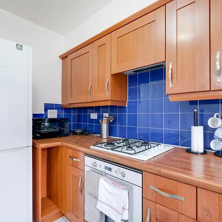 Apartment Delightful 4 Bedroom House Thamesmead West From 360stays