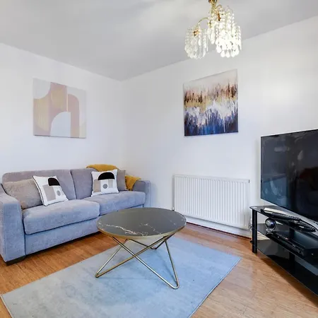 Delightful 4 Bedroom House Thamesmead West From 360stays Apartment London