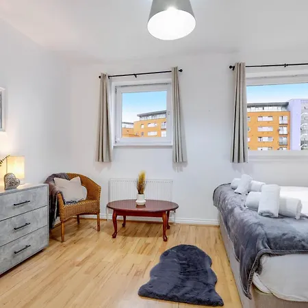 Apartment Delightful 4 Bedroom House Thamesmead West From 360stays London