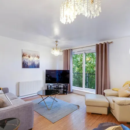 Delightful 4 Bedroom House Thamesmead West From 360stays *