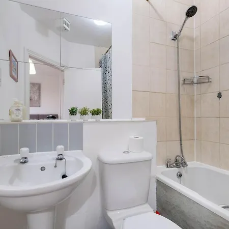 Delightful 4 Bedroom House Thamesmead West From 360stays * London