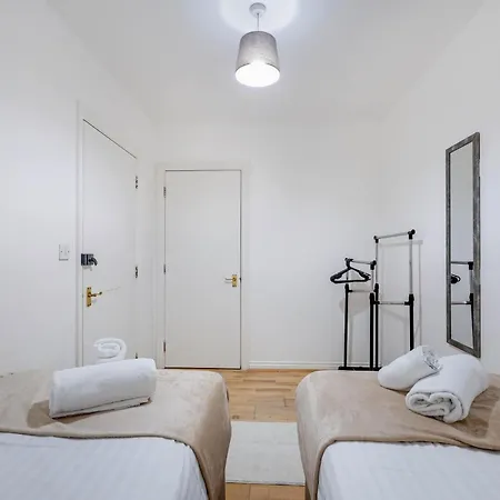 Apartment Delightful 4 Bedroom House Thamesmead West From 360stays