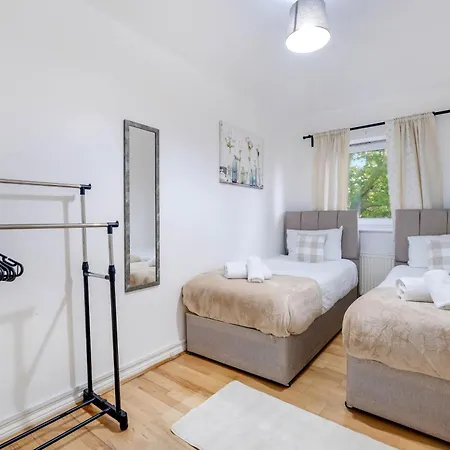 Delightful 4 Bedroom House Thamesmead West From 360stays Apartment *