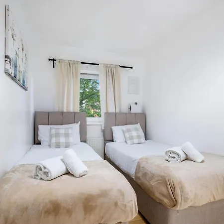 Apartment Delightful 4 Bedroom House Thamesmead West From 360stays *