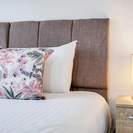 Delightful 4 Bedroom House Thamesmead West From 360stays Apartment London