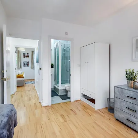 Apartment Delightful 4 Bedroom House Thamesmead West From 360stays London