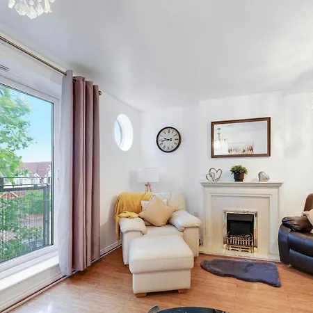Delightful 4 Bedroom House Thamesmead West From 360stays London