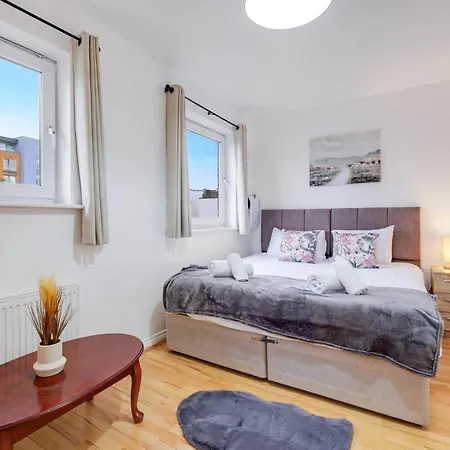 Delightful 4 Bedroom House Thamesmead West From 360stays * London