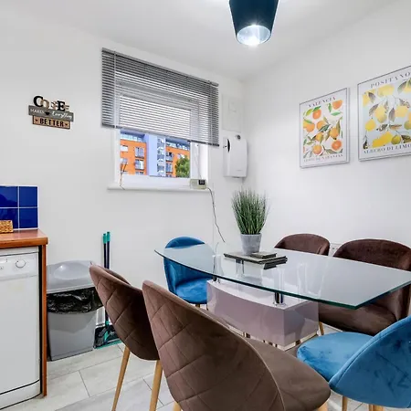 Delightful 4 Bedroom House Thamesmead West From 360stays Apartment