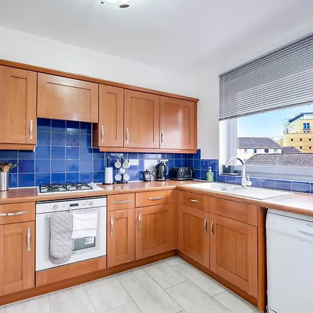 Apartment Delightful 4 Bedroom House Thamesmead West From 360stays