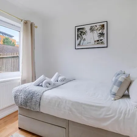 Delightful 4 Bedroom House Thamesmead West From 360stays Apartment *