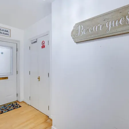 Delightful 4 Bedroom House Thamesmead West From 360stays *