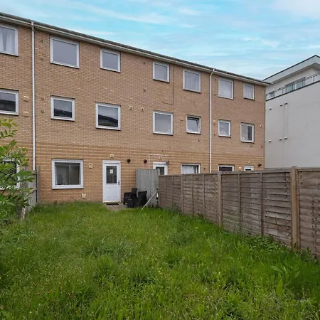 Delightful 4 Bedroom House Thamesmead West From 360stays Apartment