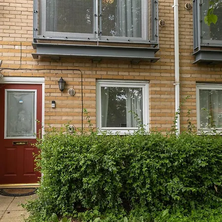 Delightful 4 Bedroom House Thamesmead West From 360stays London