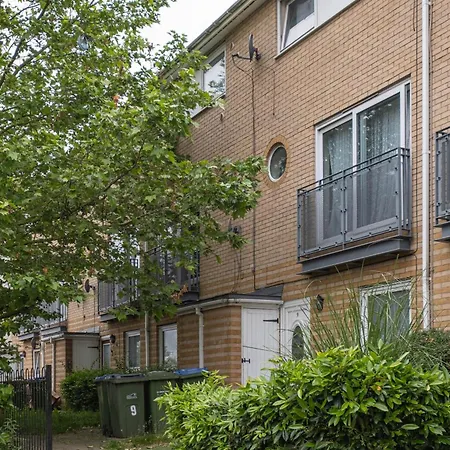 Apartment Delightful 4 Bedroom House Thamesmead West From 360stays London