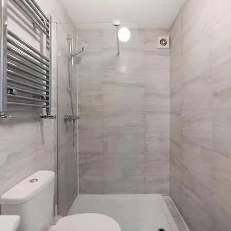 Apartment Parkside Haven, Modern 2-bed Flat With Ensuites, Free Parking & Self Check-in *