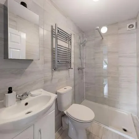 Parkside Haven, Modern 2-bed Flat With Ensuites, Free Parking & Self Check-in Apartment