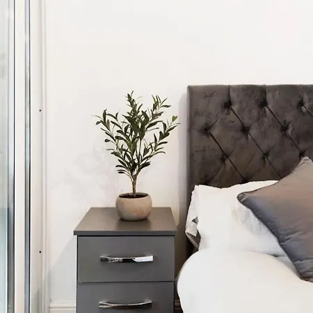 Parkside Haven, Modern 2-bed Flat With Ensuites, Free Parking & Self Check-in *