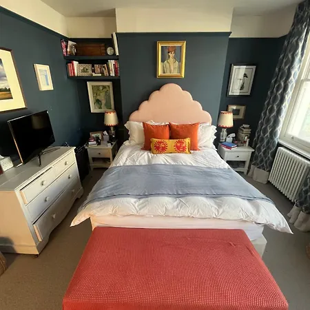 Stylish And Spacious 2 Bedroom House In Brixton *