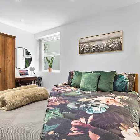 Modern Basement Stoke Newington London, Close To Transport Apartment London