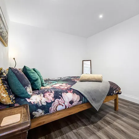 Modern Basement Stoke Newington London, Close To Transport Apartment
