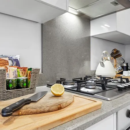 Modern Basement Stoke Newington London, Close To Transport London