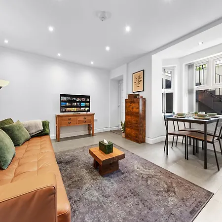 Modern Basement Stoke Newington London, Close To Transport London