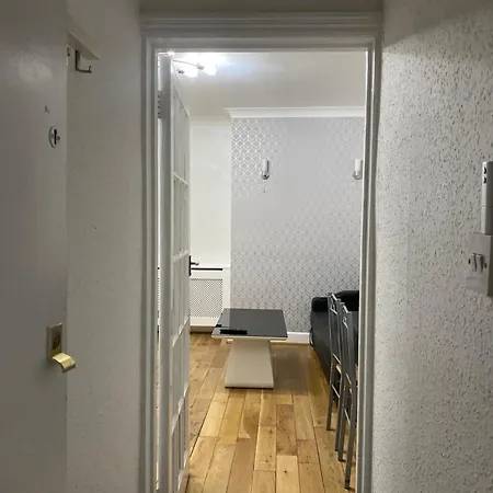 1 Bedroom Ground Floor Flat With Garden Apartment