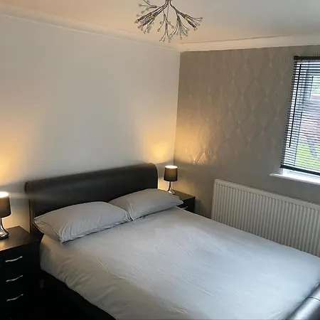 1 Bedroom Ground Floor Flat With Garden Apartment *