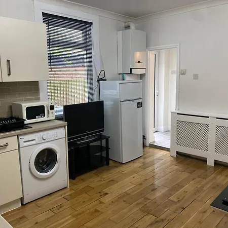 1 Bedroom Ground Floor Flat With Garden Apartment Greenford (Greater London)