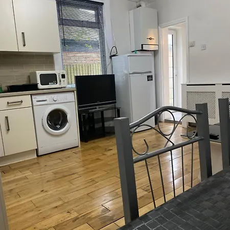 1 Bedroom Ground Floor Flat With Garden Greenford (Greater London)