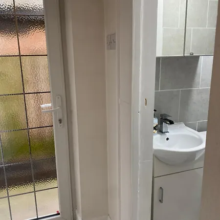 1 Bedroom Ground Floor Flat With Garden