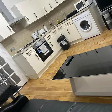 1 Bedroom Ground Floor Flat With Garden Apartment