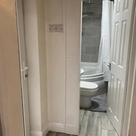 1 Bedroom Ground Floor Flat With Garden *
