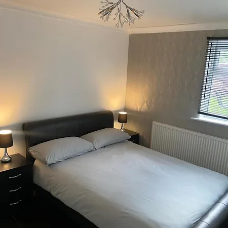 1 Bedroom Ground Floor Flat With Garden Apartment *