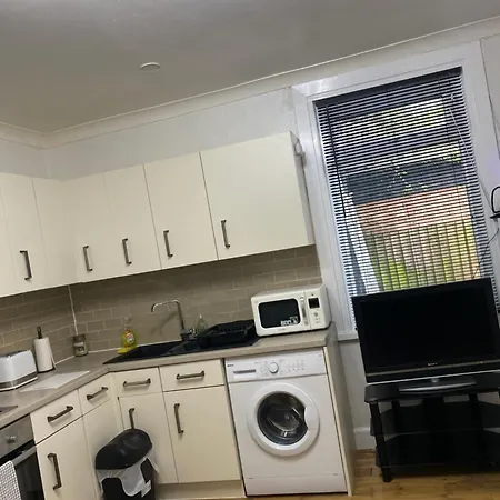 1 Bedroom Ground Floor Flat With Garden *