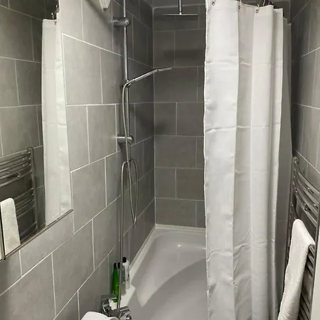 1 Bedroom Ground Floor Flat With Garden Greenford (Greater London)