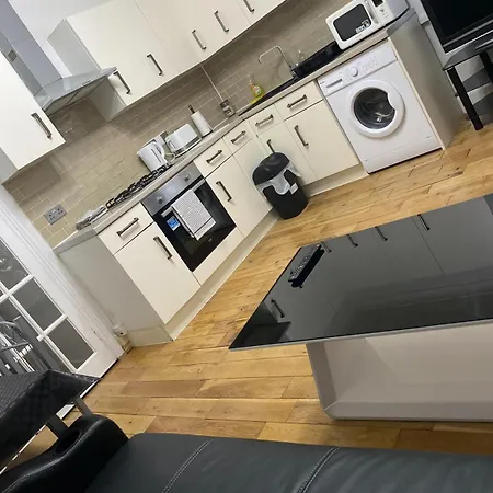 1 Bedroom Ground Floor Flat With Garden Apartment