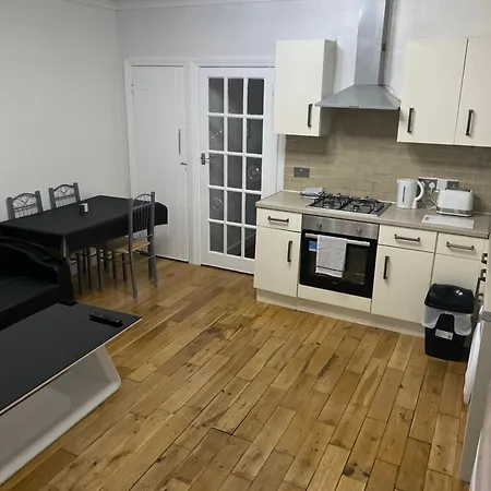 Apartment 1 Bedroom Ground Floor Flat With Garden