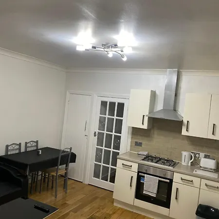 1 Bedroom Ground Floor Flat With Garden Apartment *