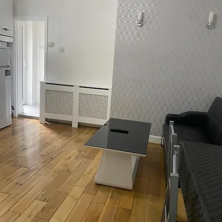 Apartment 1 Bedroom Ground Floor Flat With Garden *