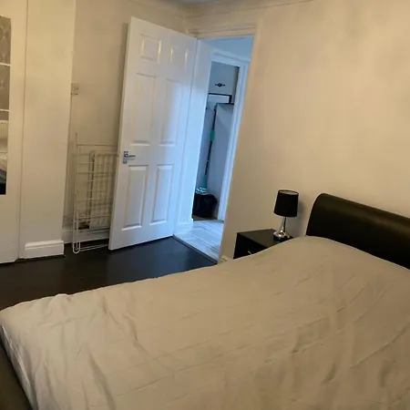 1 Bedroom Ground Floor Flat With Garden *